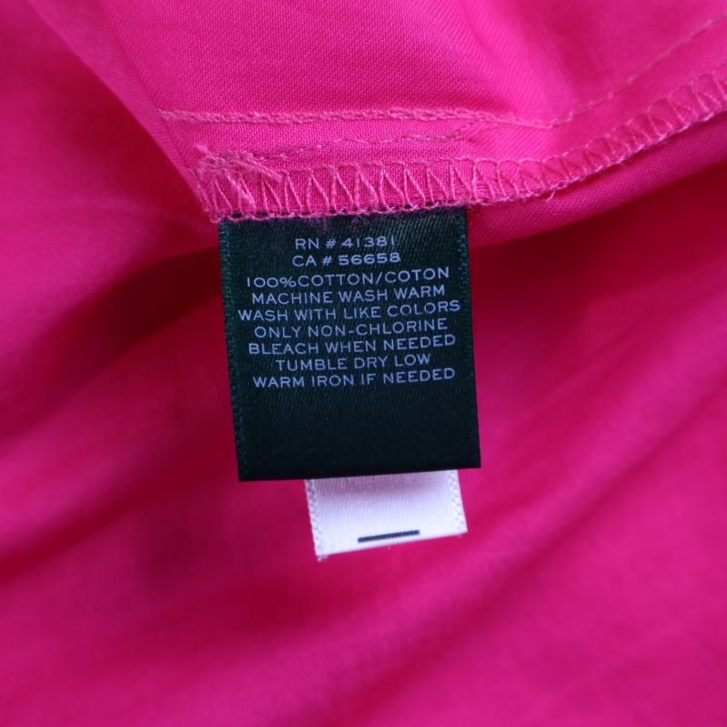 Materiallabel med tvättinstruktion för skjortklänning
