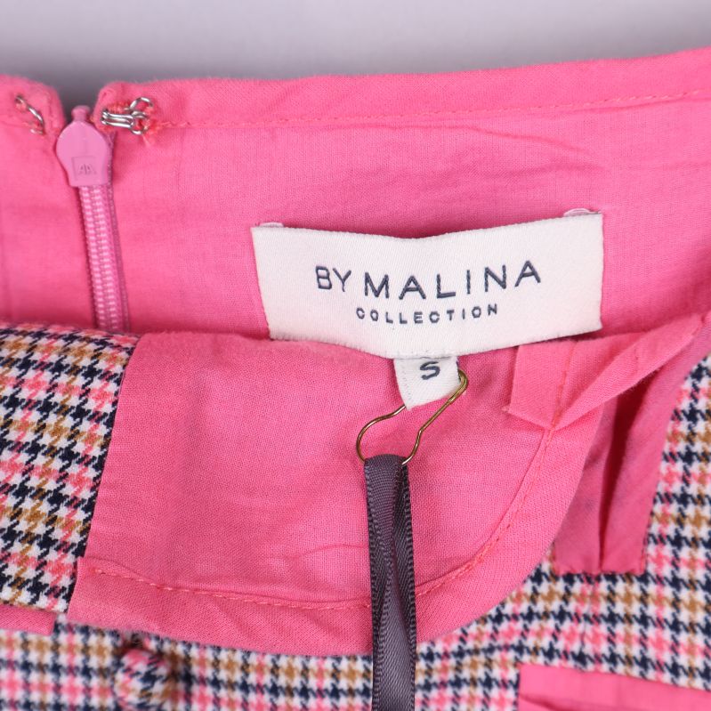 Märkning By Malina på insidan av kjolen
