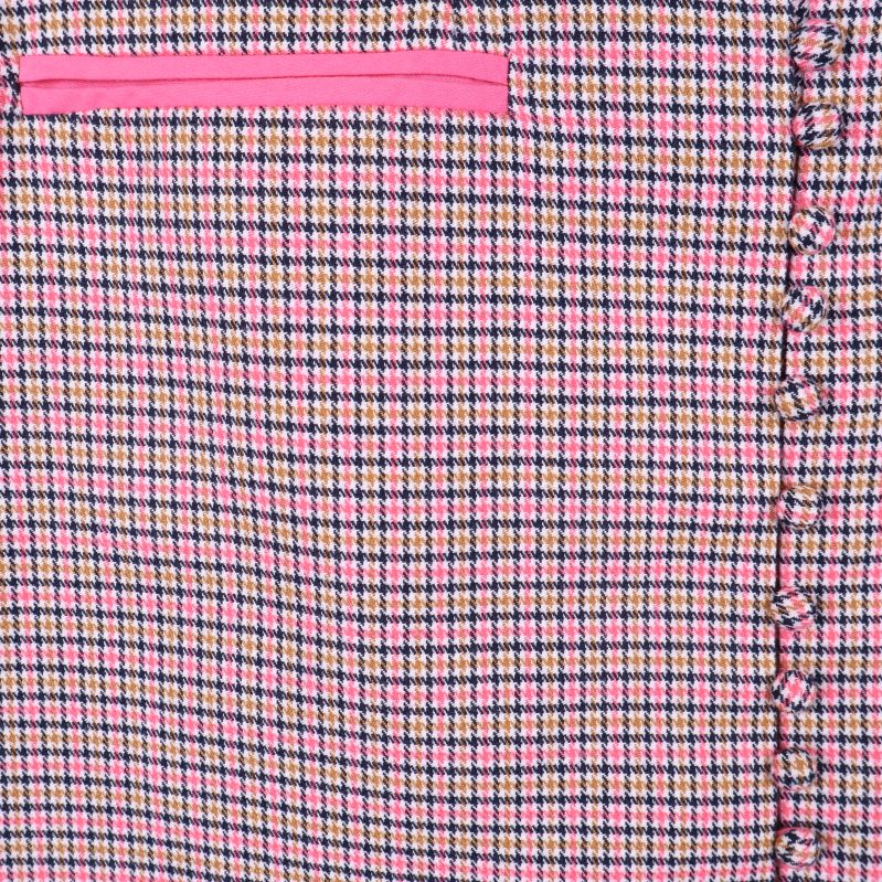 Ficka med rosa kant på kjolens bakre del