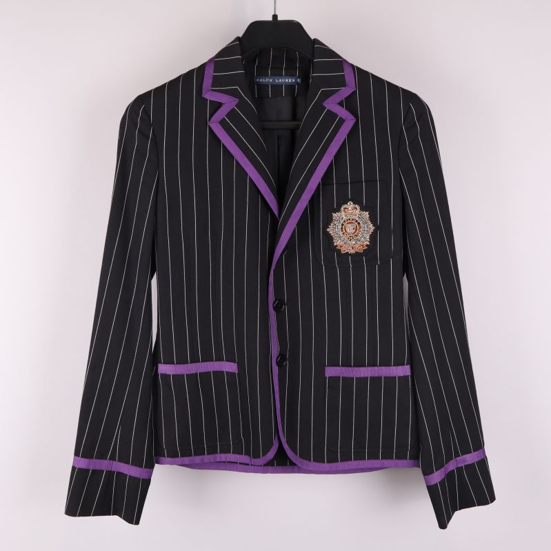 Svart randig kavaj med lila detaljer framifrån