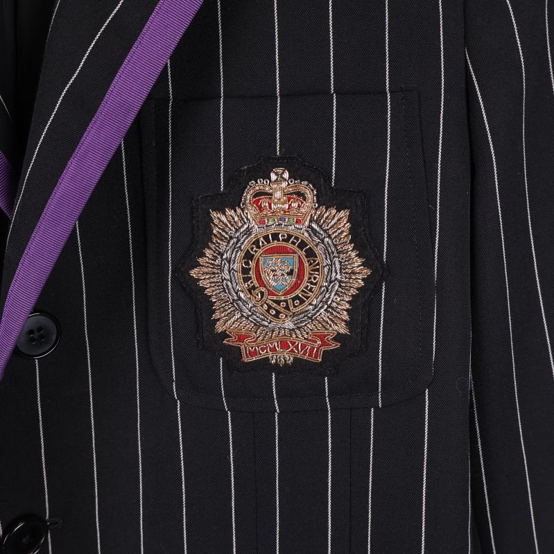 Närbild av kavajens märke