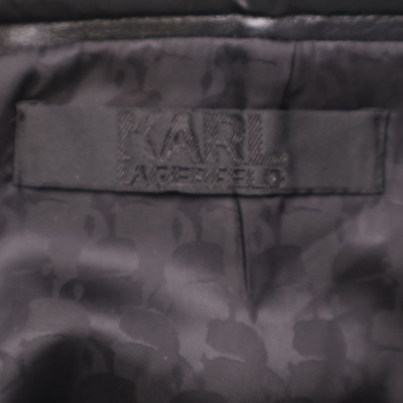 Svart etikett med Karl Lagerfeld logotyp