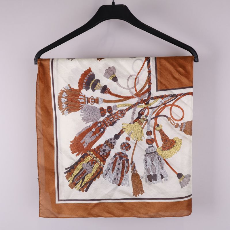 Scarf med dekorativa tofsar och mönster