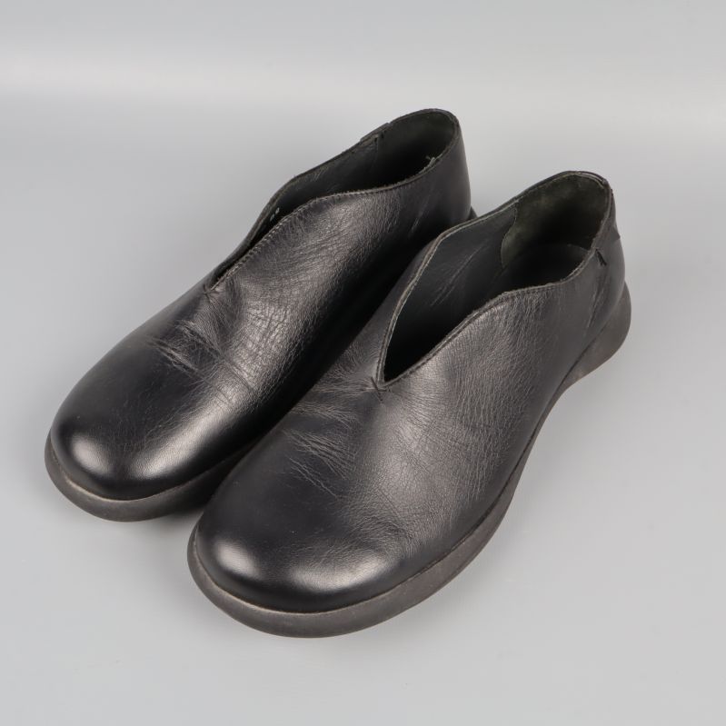 Svarta skinnskor med låg profil