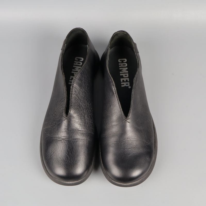 Överdel av svarta skinnskor med Camper logo