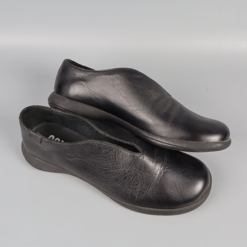 Sidovy av svarta skinnskor