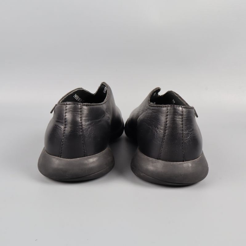 Baksida av svarta skinnskor