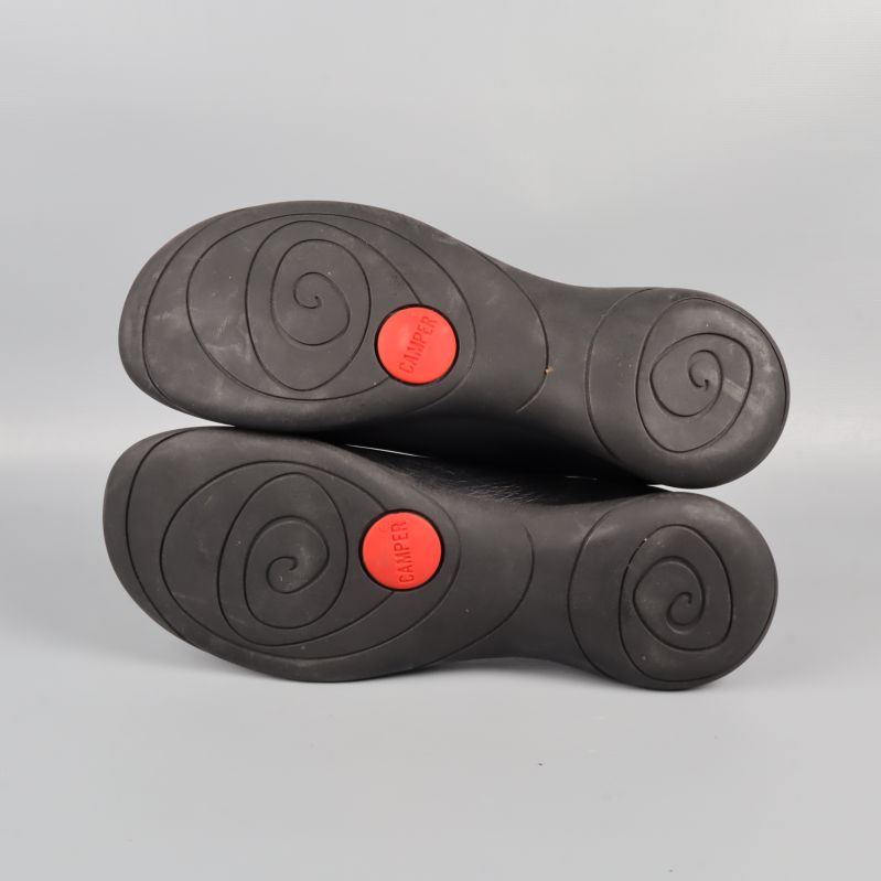 Undersida av skorna med röda detaljer