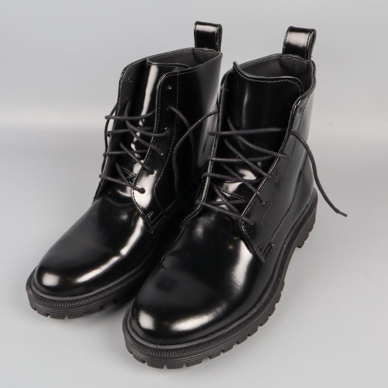 Blanka svarta snörstövlar framifrån