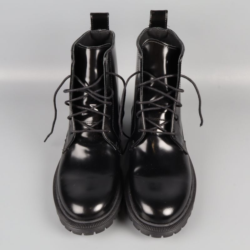 Framifrån vy av svarta snörstövlar 