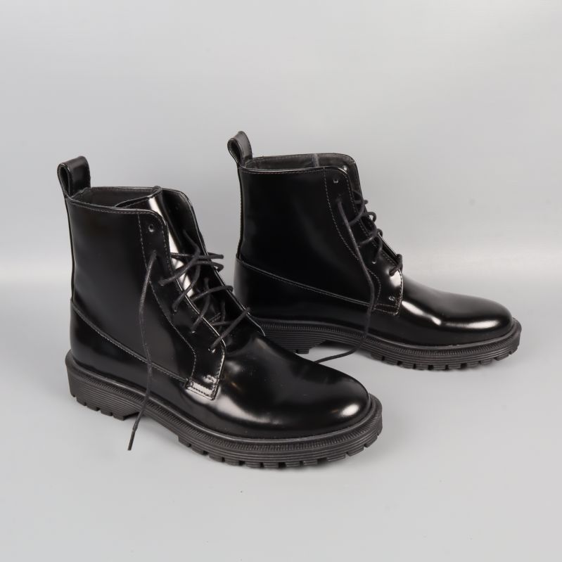 Svarta snörstövlar sida vy med robust sula