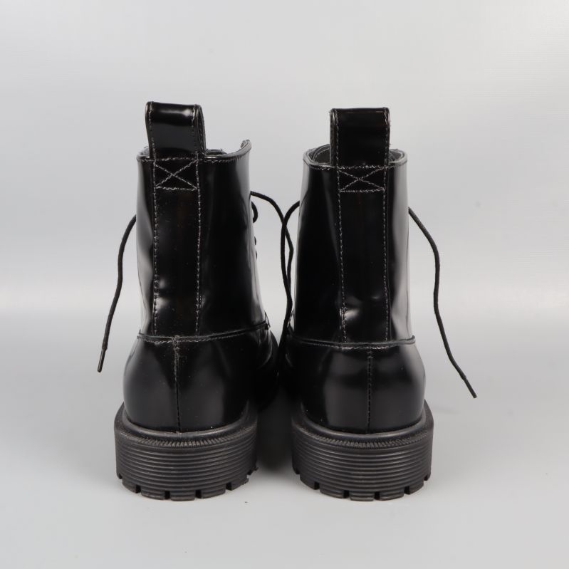 Baksida av svarta snörstövlar med draflikar