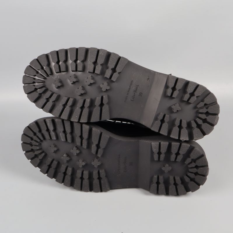 Sula av snörstövlar med starkt mönster