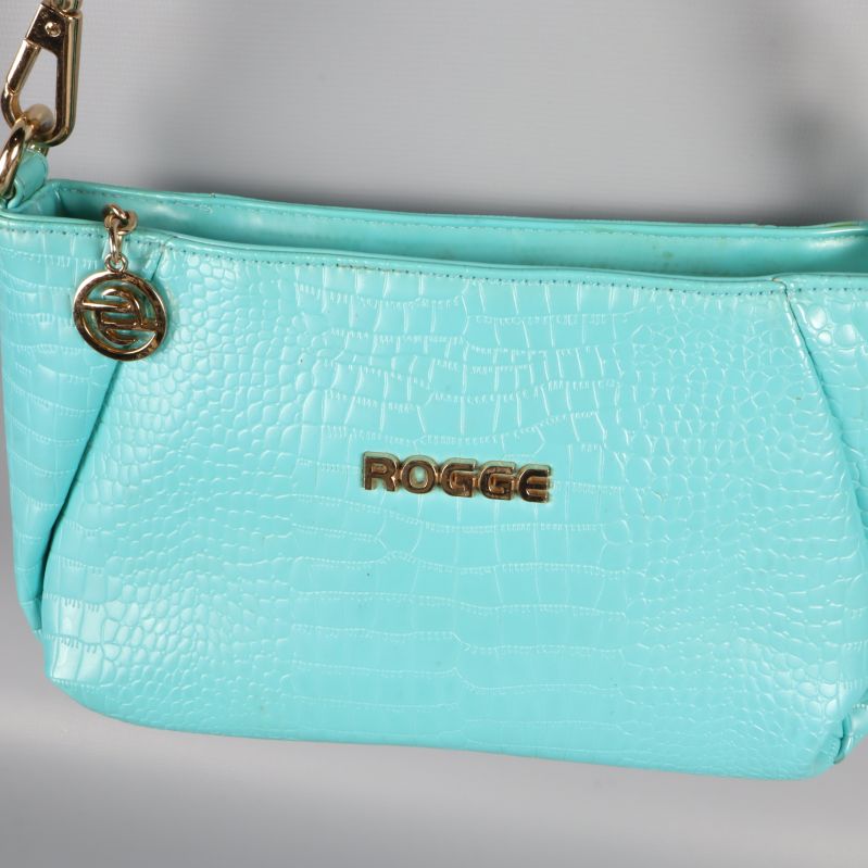 Närbild av krokomönstrad textur och logotyp