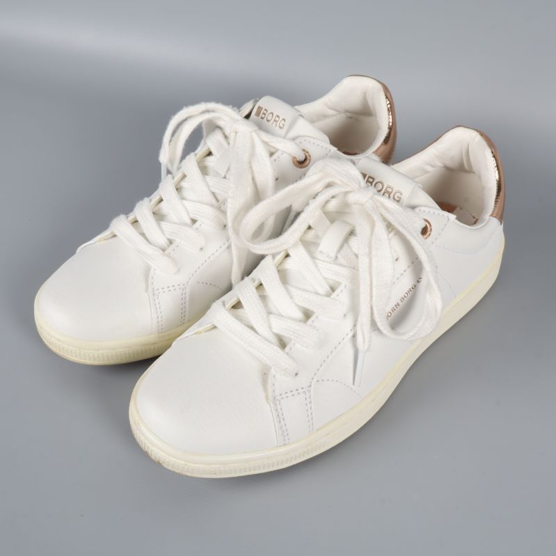 Sneaker i vitt med metallic bakre detalj