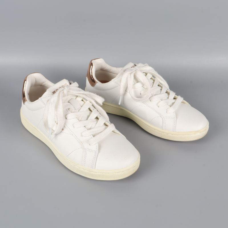 Vita sneakers framifrån med skosnören