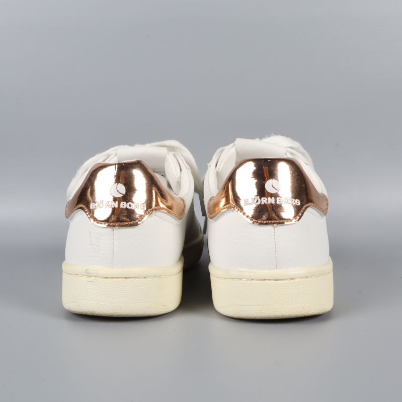 Baksidan av vita sneakers med logotyp