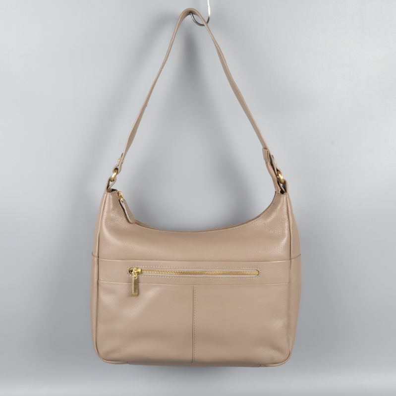 Framifrån av beigefärgad axelväska 