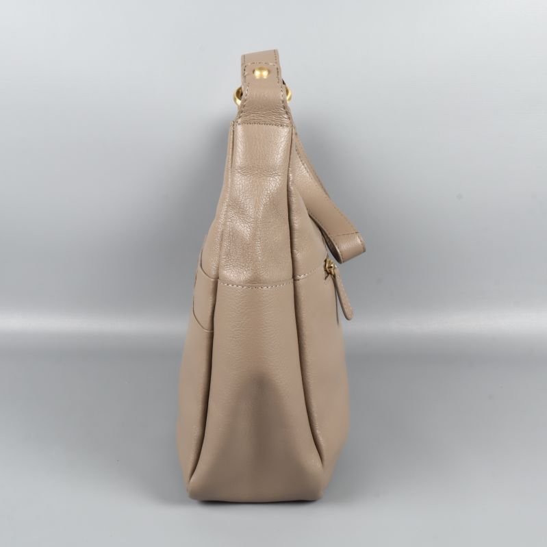 Sidovy av beigefärgad axelväska