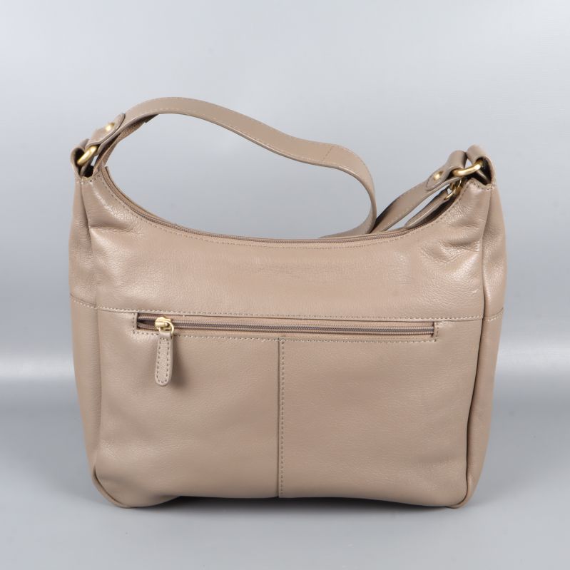 Baksida av beigefärgad axelväska med ficka