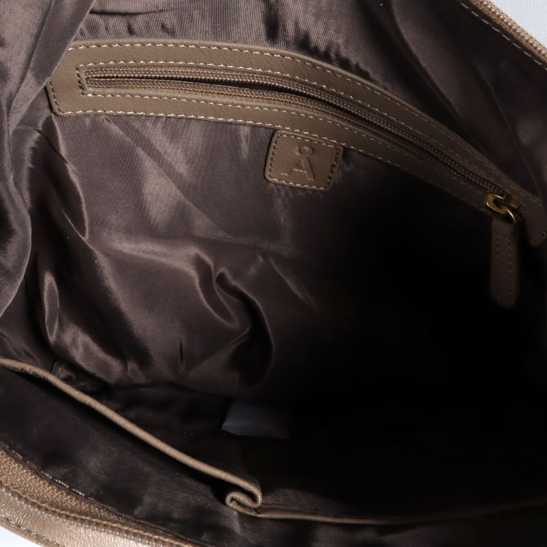 Insidan av beigefärgad väska med foder