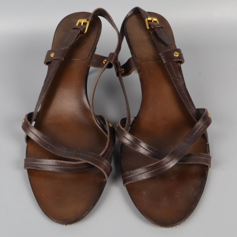 Sida av bruna klackskor med remmar