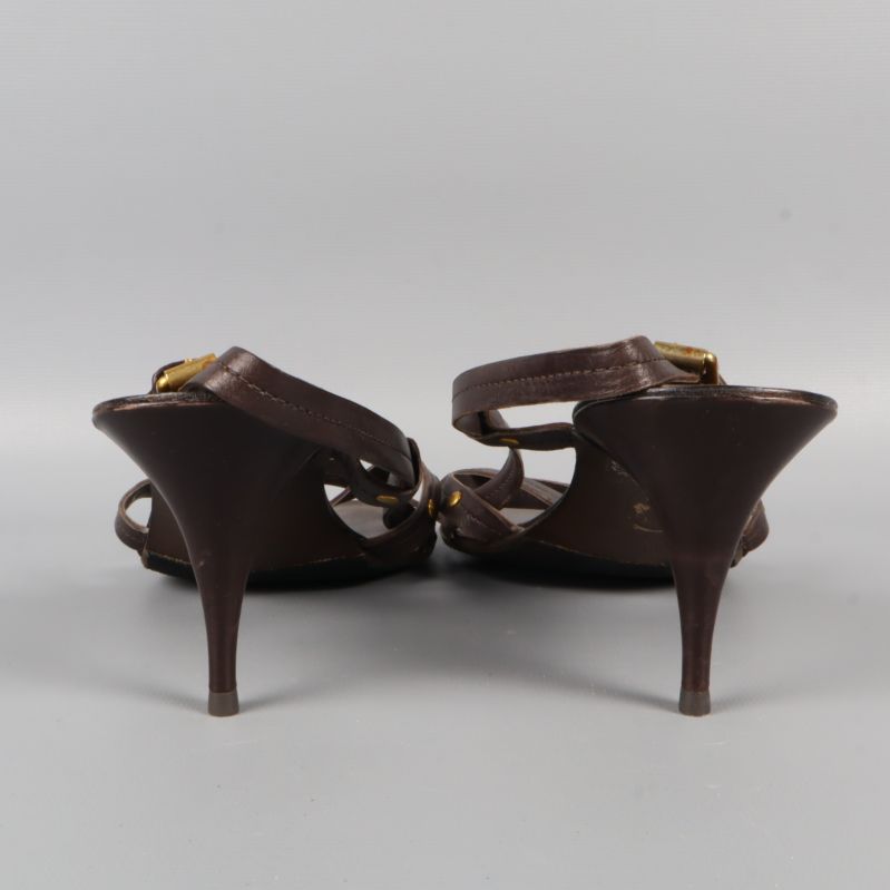 Sulor på bruna klackskor med slitage