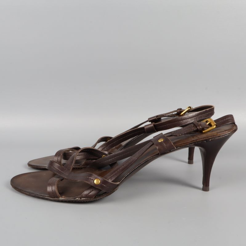 Detaljbild av guldfärgade spännen på klackskor