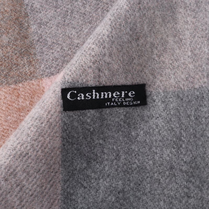 Närbild på cashmere etikett