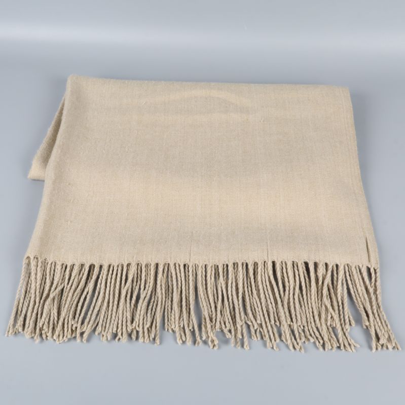 Beige halsduk med fransar ihopvikt