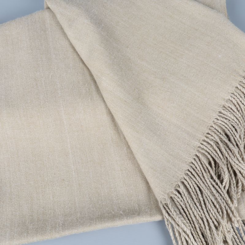 Beige halsduk med synliga fransar