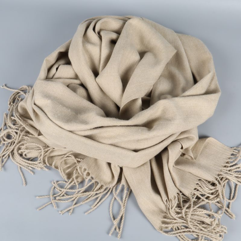 Beige halsduk draperad med fransar