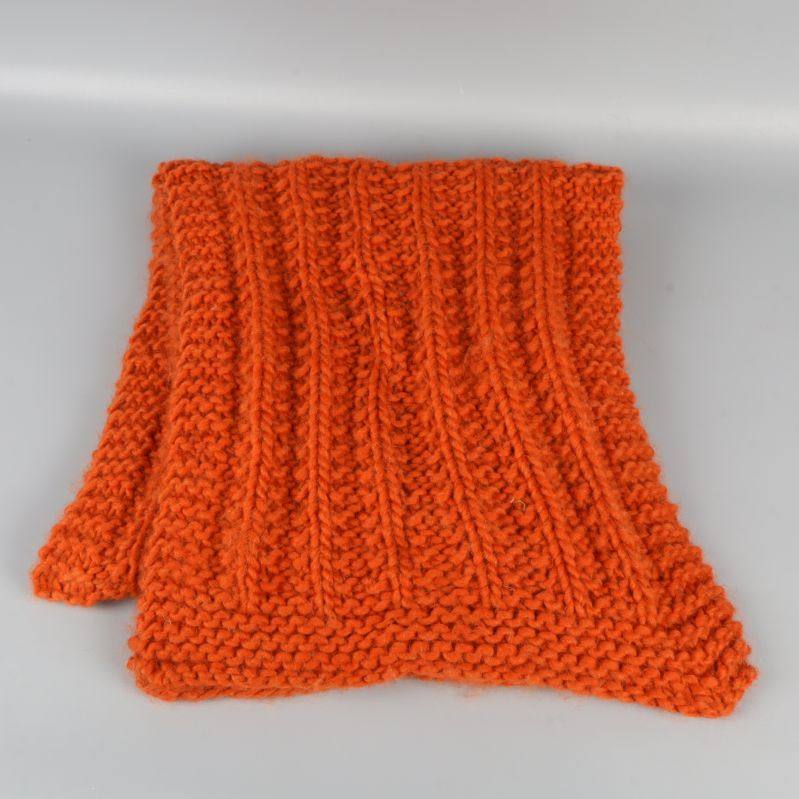 Nyvikt orange stickad halsduk