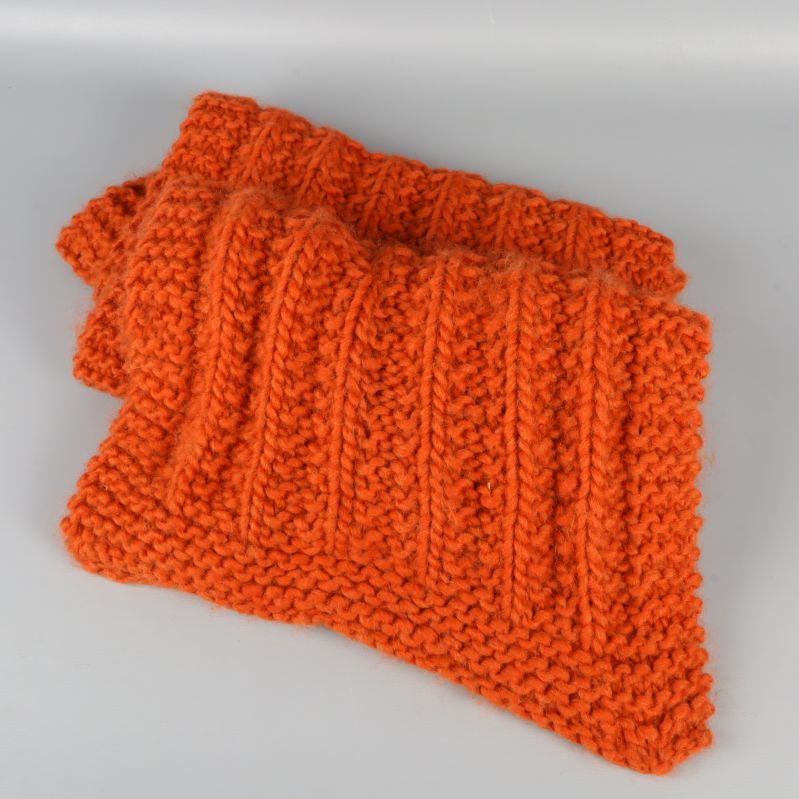 Hopvikt stickad halsduk i orange färg