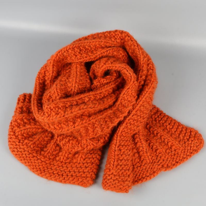 Orange stickad halsduk med löst struktur