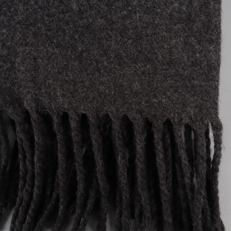 Närbild på mörkgrå halsdukens fransar