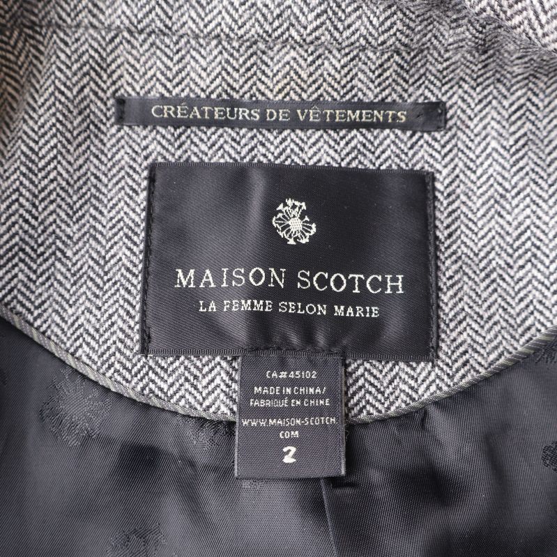Märkesetikett Maison Scotch synlig inuti kavajen