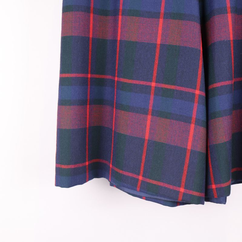 Detaljbild på byxornas rutmönster