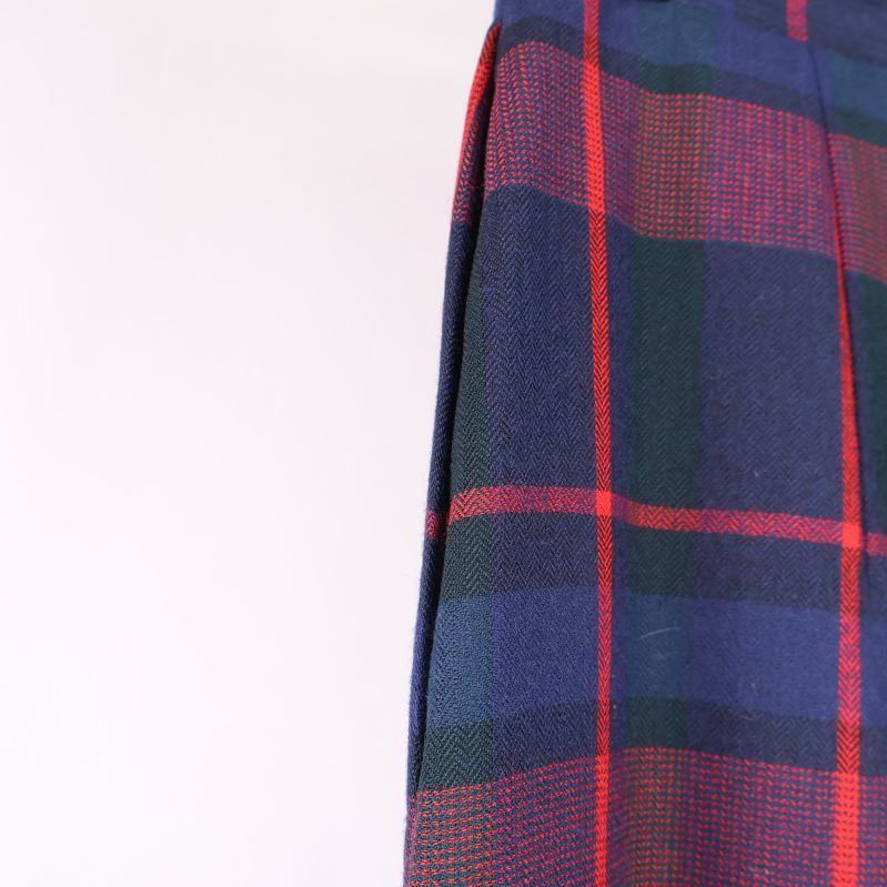 Sidan av byxa med rutdetalj