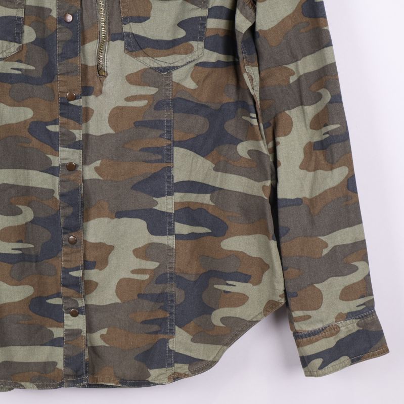 Närbild av skjortans vänstra ärm