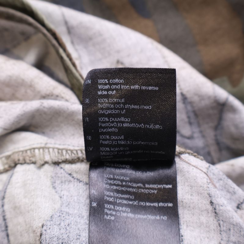 Tvättanvisning på insidan av skjortan