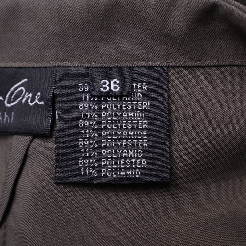 Materialetikett: 89% polyester, 11% polyamid