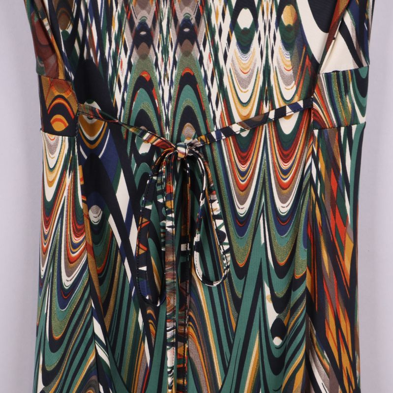 Detaljer på baksidan av klänningen med knytband