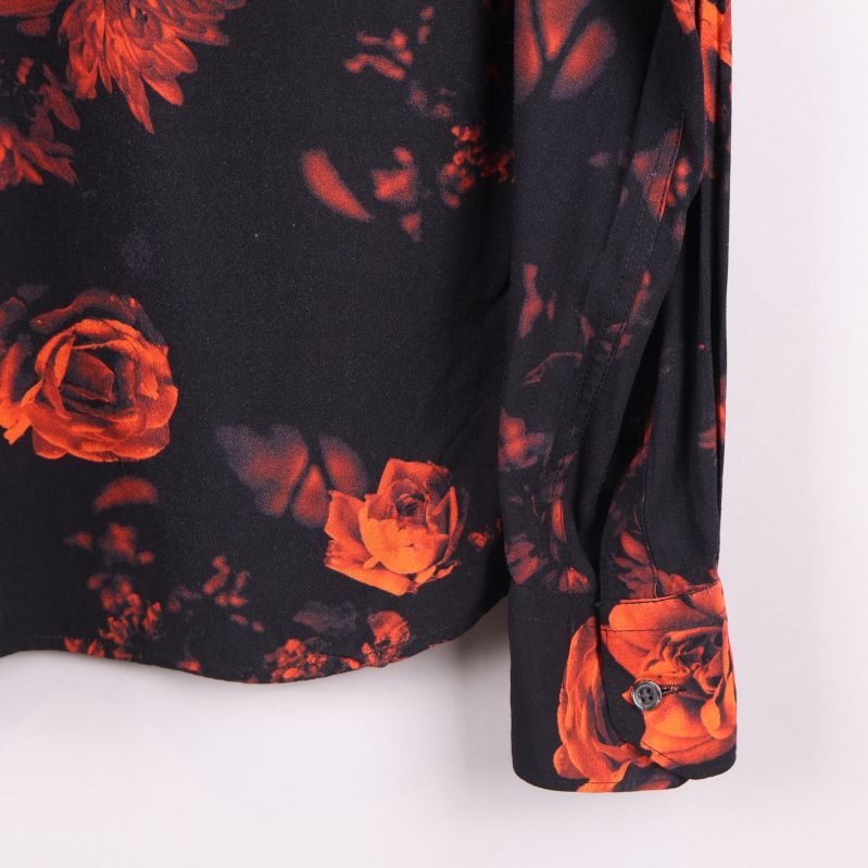 Manschett med knapp på blommig skjorta