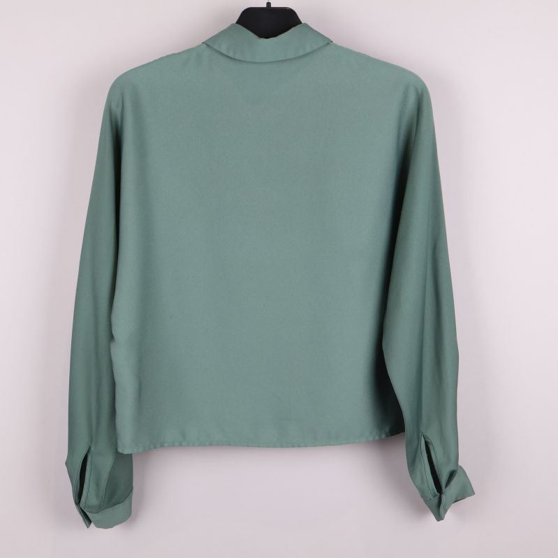 Grön blus med krage bakifrån