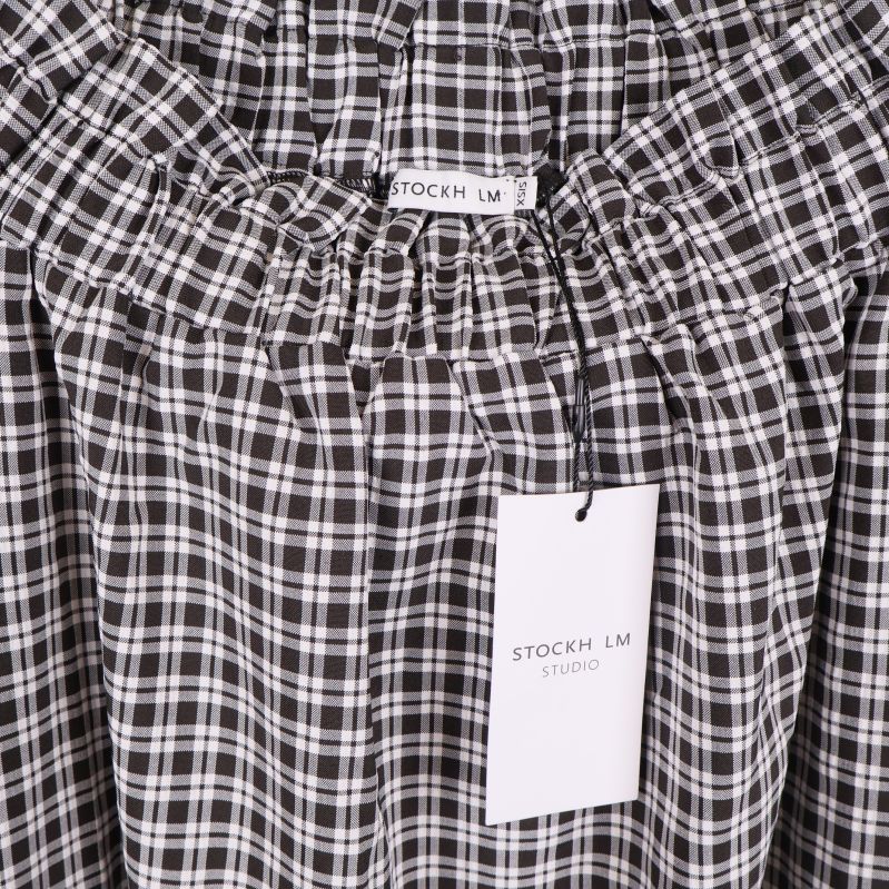 Detaljbild av etikett med text: STOCKH LM XL