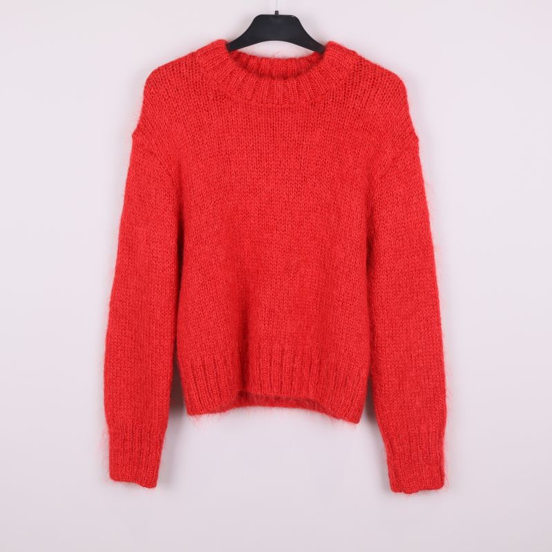 Stickad röd tröja med rund hals framtill