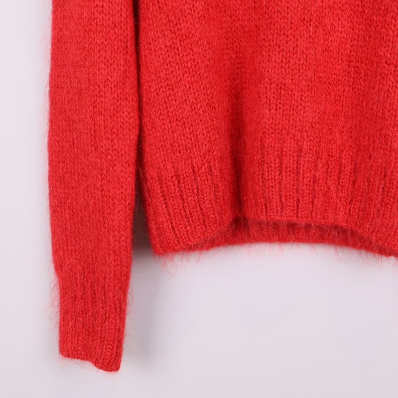 Närbild på nederkant och ärm med ribbad mudd