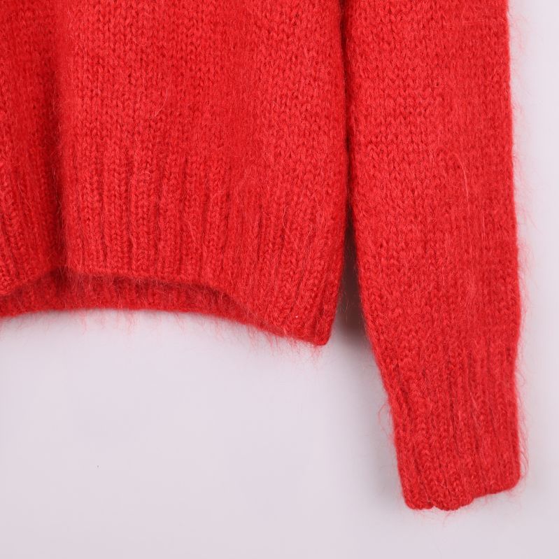 Närbild på andra ärmen och ribbad mudd