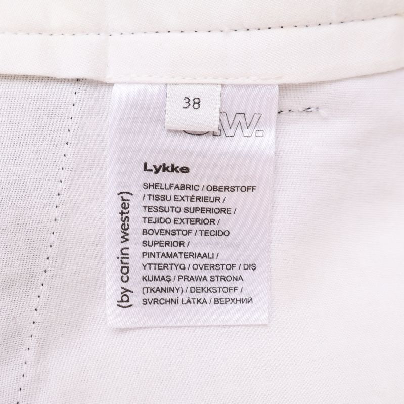 Vitt materialmärke med storlek och modellnamn Lykke